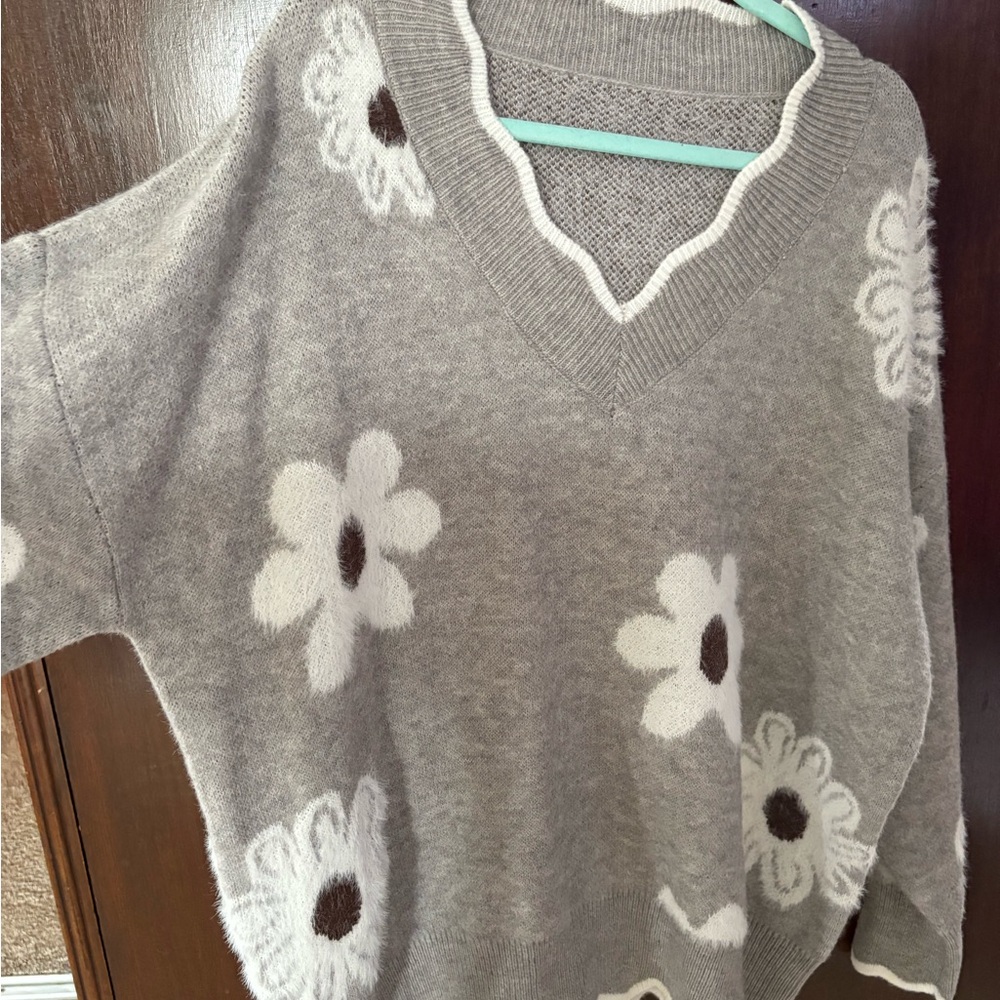 SHEIN Gray Brown white xxl super soft sweater, beautiful Daisy V-Neck Sweater